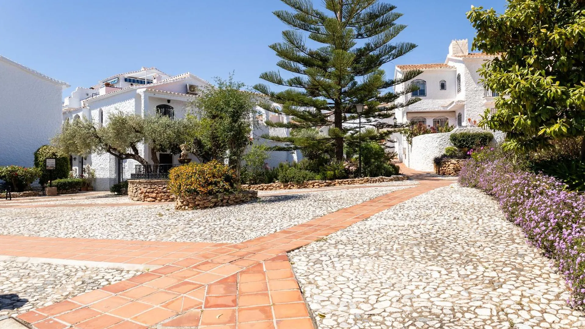 Capistrano Village B, 1 Bedroom + Free Wi-Fi Nerja Spain