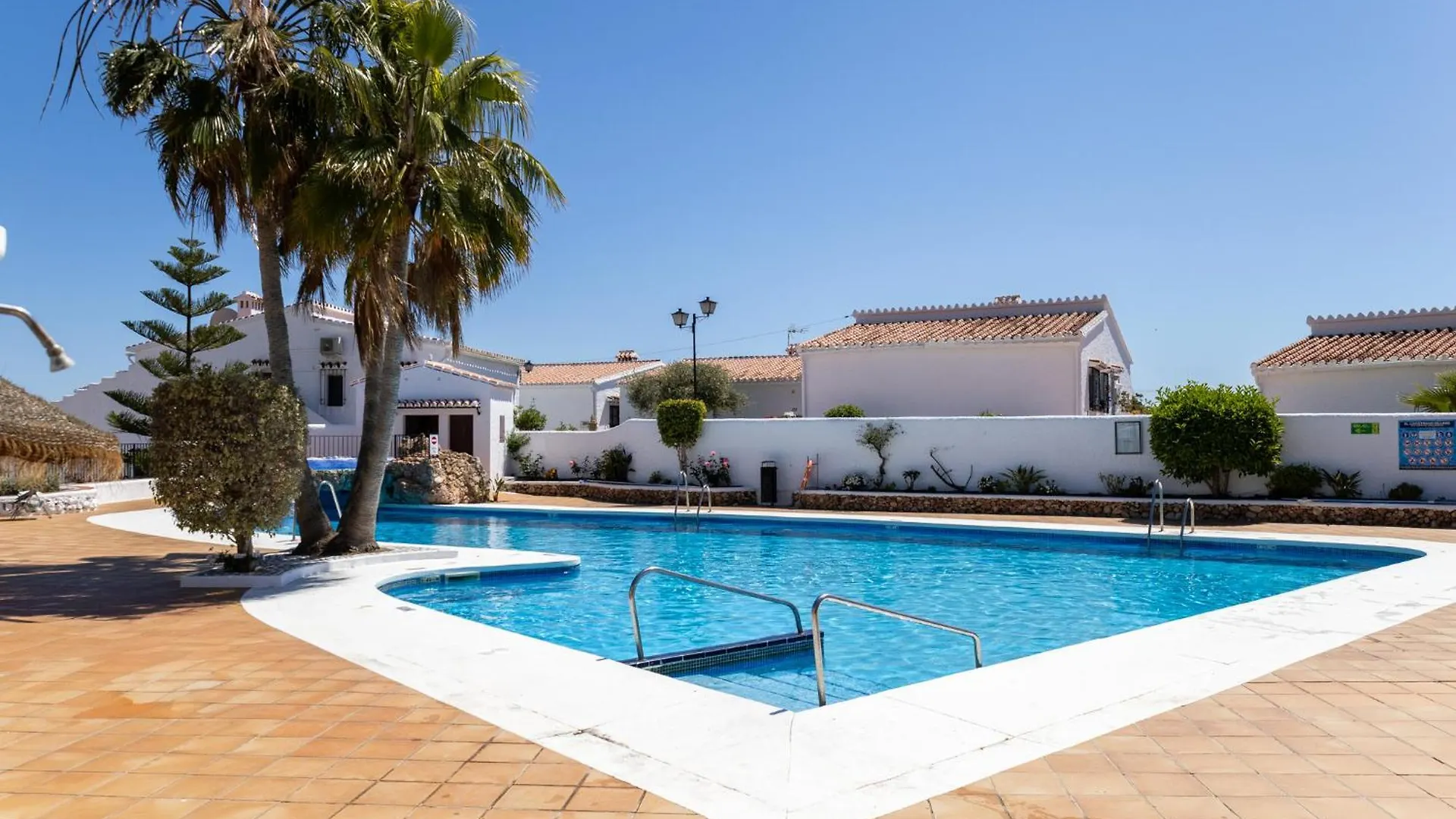 Capistrano Village B, 1 Bedroom + Free Wi-Fi Nerja Apartment